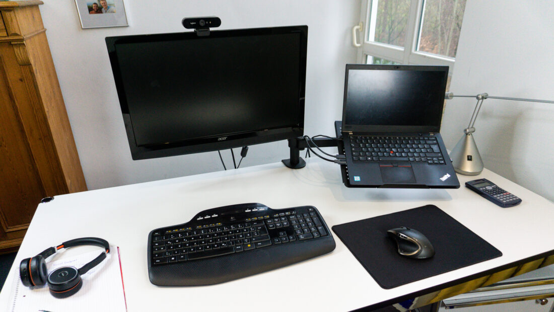 Schreibtisch mit Monitorhalterung